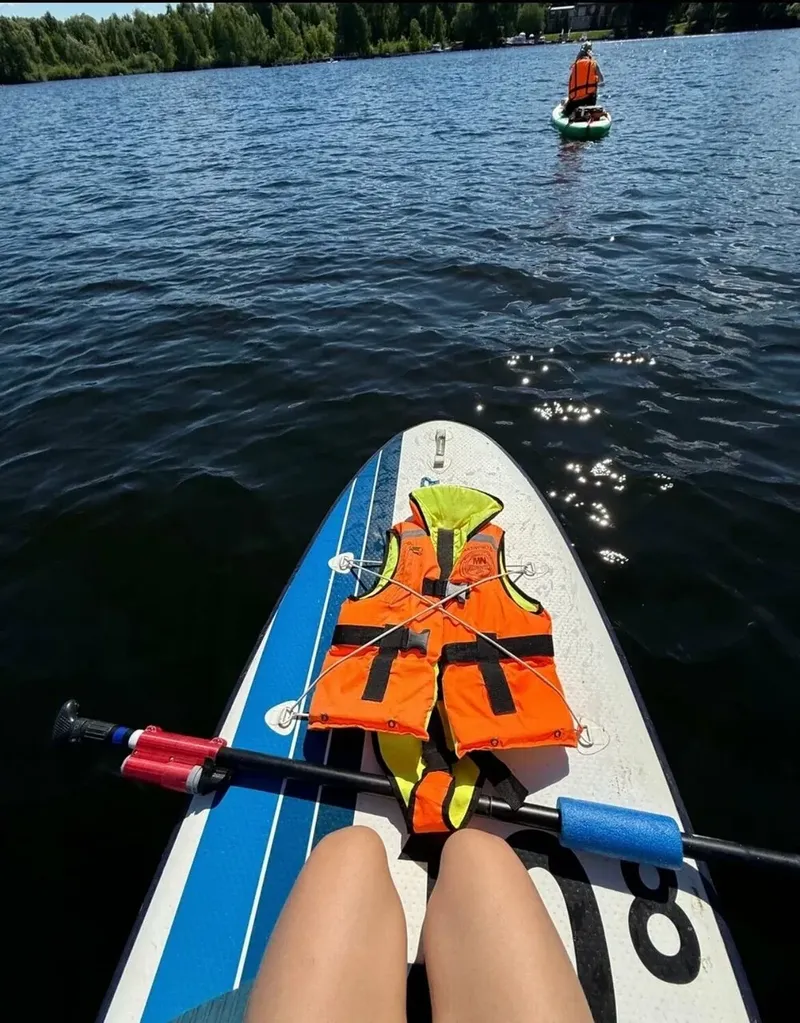 SUP-доска и спасательные жилеты на воде